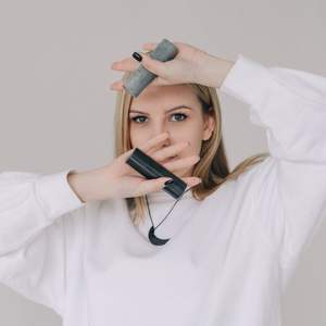 Colgante de Shungita en Forma de Luna Creciente - Product Image 4