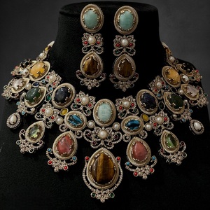 Ensemble de collier et boucles d'oreilles en pierres plaquées or de qualité supérieure, attrayant, pour les femmes, collection pour les mariages et les fêtes - Product Image 1