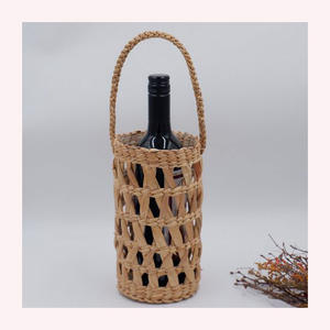 Emballage de bouteille en rotin rustique chic et en jonc de mer Accents d'animaux fabriqués à la main pour les espaces de vie modernes éco-luxueux - Product Image 3