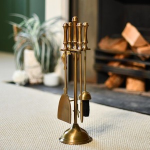 Outils de feu en laiton forgé massif avec support robuste et motifs ornés conçus pour une chaleur élégante et des nuits confortables à l'intérieur - Product Image 2