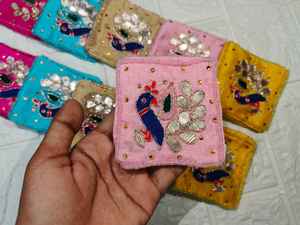 Vente en gros de sacs à monnaie en soie avec broderie de perles de paon pour mariage indien Cadeau de demoiselle d'honneur Mehndi Favors Occasions festives - Product Image 2