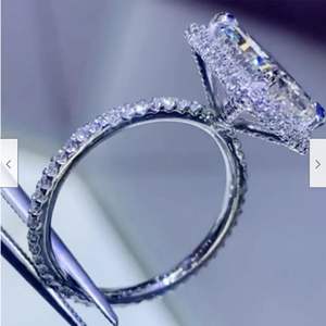 Radiant คัทเพชรรัศมีที่ซ่อนไว้พร้อมเน้นแหวนหมั้นสำหรับผู้หญิง - Product Image 2