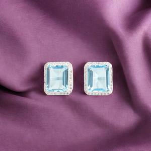 Boucles d'oreilles clous en argent sterling plaqué or avec topaze bleu ciel, faites à la main, pierre de naissance de décembre, bijoux élégants, cadeau pour femme - Product Image 5