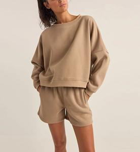 Ensemble sweat-shirt et short en tricot pour femmes, respirant, doux, décontracté, deux pièces, longueur au-dessus du genou, uni - Product Image 1