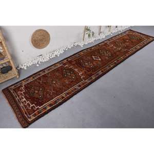 Alfombra Turca Vintage, Alfombra Herki de 2.6x11.8 pies, Alfombra de Lana con Bordes Rojos Marrones - Product Image 1