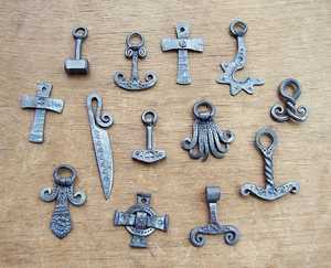 Colgantes de hierro forjado a mano con temas vikingos y nórdicos para diseñadores de joyería nórdicos y vikingos para reventa en forma de hoja. - Product Image 2