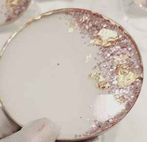 Dessous de verre en résine au design vintage Dessous de verre en résine fabriqués à la main pour le bureau et la maison Dessous de verre en pierre de forme ronde à la demande - Product Image 1