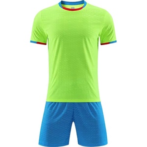 Fournisseur direct d'usine, uniformes de football confortables pour adultes, haute qualité, personnalisables, tissu 100% polyester, design personnalisé pour l'équipe - Product Image 3