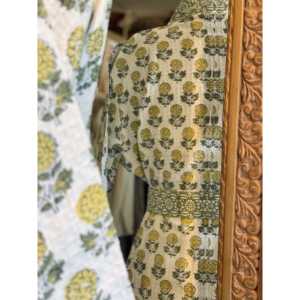 Bata de Baño Acogedora con Tejido Waffle Daisy, Talla Única, Ropa de Casa Cómoda con Cierre de Cordón, Camisón Suave y Transpirable con Estampado Liso - Product Image 1