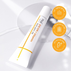Crème éclatante Nui Vitamin Glow 50ml - Crème éclaircissante pour le visage avec acide tranexamique, acide hyaluronique, thé vert et aloe vera - Product Image 1