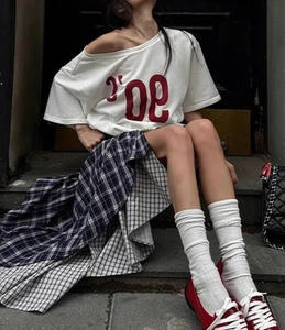 HT25 T-shirt à manches courtes avec épaule inclinée style américain classique coupe ample vêtements d'été pour les femmes demi-manches épaules dénudées - Product Image 1