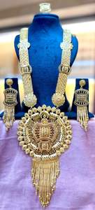 Conjunto de Collar Tradicional Chapado en Oro con Pendientes y Anillo a Juego |   Joyería de Imitación India al por Mayor Modelo 23243 - Product Image 3