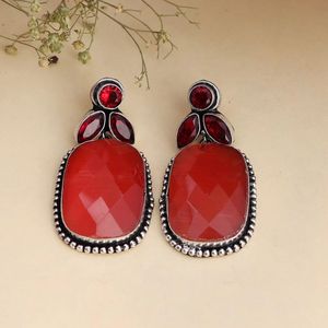 Pendientes Antiguos de Plata Oxidada con Piedra Roja, Regalo para Ella - Product Image 3
