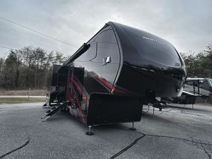 Promotion : Caravane d'occasion 2022 Van Leighs RV Ambition 399TH, légère, étanche, avec quinzième roue, capacité de couchage pour 2 personnes - Product Image 1