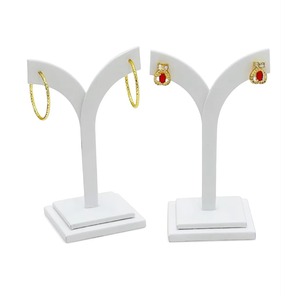 Porte-bijoux blanc et noir avec un design élégant et simple Idéal pour organiser des bagues, des boucles d'oreilles et des colliers pour un usage quotidien - Product Image 3