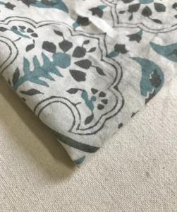 Tissu en coton imprimé à la main, motif floral Mughal en bleu indigo et vert sarcelle sur base naturelle - Product Image 4