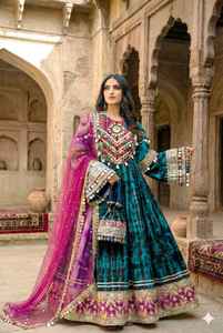 Robe afghane lourdement brodée pour femmes, avec décorations de vieilles pièces afghanes, pour les fêtes et les mariages kuchi - Product Image 2