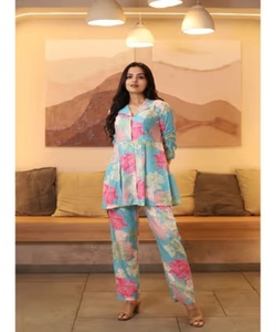 Chic Stylish Fusion Salwar Kameez Estilo paquistaní moderno para ropa de fiesta Fusión de moda de estilos tradicionales - Product Image 3