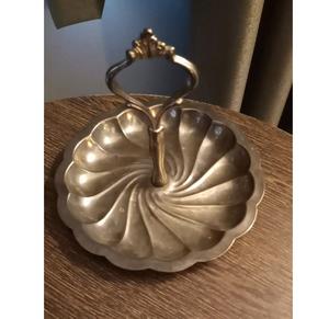 Présentoir de service rond en métal doré Plateau décoratif de table moderne pour snack et chocolat Finition mate - Product Image 2