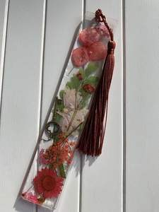 Marcapáginas Decorativo Art Deco con Flecos Redondos de Resina y Hojas de Oro Secas Repujadas a Mano - Product Image 4