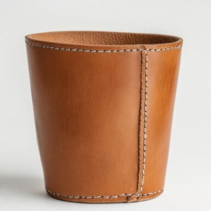 Petite jardinière en cuir à l'aspect luxueux avec finition douce conçue pour compléter un style botanique minimal et l'harmonie intérieure - Product Image 4