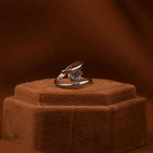 แหวนหมั้นบายพาสทองคำแท้18KT มีเพชรสีเขียวกลมปลูกในห้องปฏิบัติการขนาดเล็กเพชรที่สร้างการรับรองโดย IGI - Product Image 4