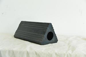 Cale de roue en caoutchouc robuste personnalisée pour camions, solution efficace et durable pour le stationnement en carport et les équipements de véhicules - Product Image 6
