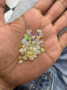 โอปอลสีขาวธรรมชาติจากเอธิโอเปีย ทรงหลังเบี้ย หลายสีรุ้ง เรียบเนียน สำหรับทำเครื่องประดับ - Product Image 3