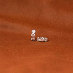 Boucles d'oreilles de luxe personnalisées en plaqué or massif 18KT avec diamants de laboratoire à taille ronde-Nouveau cadeau certifié IGI de style classique à la mode pour les femmes - Product Image 5