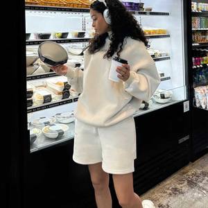 ชุดวอร์มสองชิ้นแบบสวมหัวมีฮู้ดสำหรับผู้หญิงชุดกางเกงขาสั้นคอปกเสื้อมีฮู้ดผ้าฝ้ายคุณภาพสูงโลโก้แบบกำหนดเอง - Product Image 5