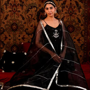 เดรส Anarkali มีสายรัดสำหรับผู้หญิงสีดำเข้มปักลายโกต้าแพตติสำหรับงานเลี้ยงฉลอง - Product Image 1