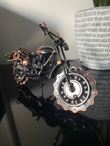 Elegante Escultura Decorativa de Motocicleta para Exhibición en Mesa, Ideal para Hogar, Oficina, Cafetería, Eventos, Regalos, Decoración Vintage de Alta Calidad - Product Image 3