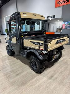 Véhicule utilitaire agricole Kubota RTV-X1100C 4x4 robuste, tracteur à roues côte à côte puissant avec pompe à moteur, état d'occasion - Product Image 4