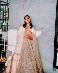 Vestido de Novia Lehenga Bordado de Estilo Pakistaní con Hermoso Diseño Floral, Vestido Maxi para Boda - Product Image 2