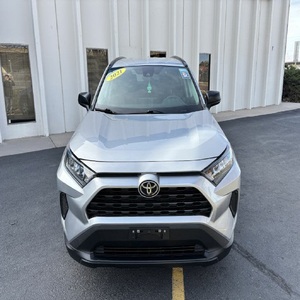 2021 Toyota RAV-4 LE AWD Turbo Moteur Sedan Sièges en cuir Boîte de vitesses manuelle/automatique Caméra arrière R17 Barre de toit en alliage foncé - Product Image 1