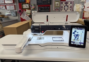 TopQuality Brand New Aveneer EV1 Sewing <b>Quilting</b> & Embroidery Machine Extremely Low Hours - Product Image 4