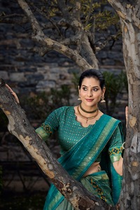 Vêtements de mariage Tussaer en soie avec imprimé floral et feuille Lehenga Choli Femme Fabricant de mode de Surat au taux le plus bas - Product Image 3