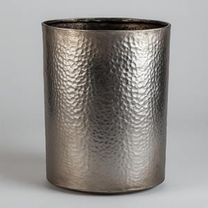 กระถางโลหะสำหรับตกแต่งคลาสสิกแบบพรีเมี่ยมที่มีพื้นผิวขัดเงาเรียบถูกออกแบบมาอย่างสมบูรณ์แบบสำหรับการตกแต่งสวนตามฤดูกาล - Product Image 4