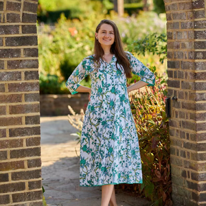 Robe bohème à imprimé floral blanc et vert, longueur mollet, imprimée à la main, décontractée, occasionnelle - Product Image 1