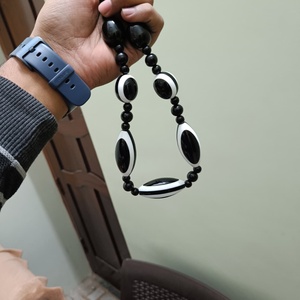 สร้อยคอจี้ทำมือ น้ำหนักเบา ดีไซน์รูปนางฟ้า ลูกปัดเรซิ่นรูปไข่ สีดำขาว เครื่องประดับแฟชั่นสำหรับผู้หญิง ส่งออก - Product Image 3