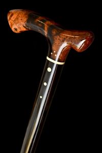 Canne de marche en résine de bois non confortable et antidérapante avec une poignée de forme naturelle solide pour la réadaptation des personnes âgées et le Feng Shui - Product Image 5