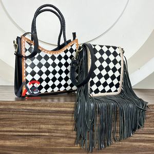 กระเป๋าโท้ทหนังแท้ทำมือและกระเป๋าถือแบบมีพู่ ชุดคอมโบ 2 ชิ้น กระเป๋าสะพายข้างหนังลายตารางหมากรุกทำมือ - Product Image 1