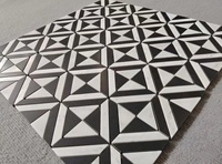 Mosaïque de marbre noir et blanc à découpe au jet d'eau, design unique et irrégulier, pour mur de cuisine et salle de bain