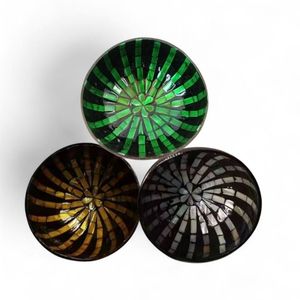 Bol en noix de coco incrusté de nacre, coquille naturelle, fait à la main, pour la présentation des aliments et la décoration de table, en provenance du Vietnam - Product Image 1