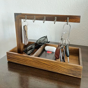 Plateau de bureau en bois rustique pour clés et portefeuille. Organisez votre équipement quotidien. Disponible aux prix de gros - Product Image 1
