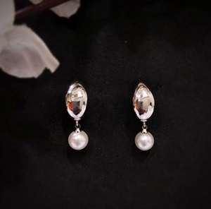 Pendientes de Aro Tipo Bali con Perla Blanca de Agua Dulce, Compre Joyería Chapada en Oro para Mujer en Línea - Product Image 1