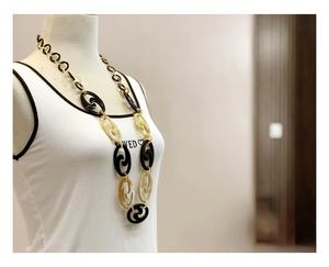 Collar de Lujo Hecho a Mano con Cuerno de Búfalo, Joyería Natural y Sostenible para Mujer, Alta Calidad - Product Image 2