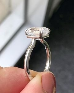 Élégante bague de fiançailles solitaire en moissanite de trois carats coupe émeraude en argent sterling 925 avec bande minimaliste de 1,8mm - Product Image 2