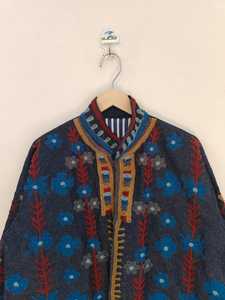 Veste en denim bleu Suzani, brodée à la main, style bohème, motif floral tribal, tenue statement, veste en denim brodée Suzani artisanale - Product Image 2