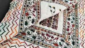 Manta Reversible de Algodón Rajasthani, Acolchada, con Estampado de Camello Dorado - Product Image 2